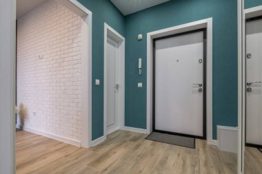 Modern apartmanların, ofisin ya da kliniğin birçok kapısı olan giriş salonunun içinde uzun ve boş bir koridor var.