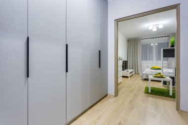 MINSK, BELARUS - Eylül 2019: Pahalı dairelerdeki modern koridor girişinin kapısı