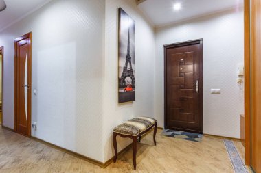 MINSK, BELARUS - Eylül 2019: Pahalı dairelerdeki modern koridor girişinin kapısı