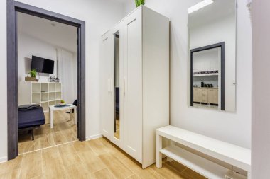 MINSK, BELARUS - Eylül 2019: Pahalı dairelerdeki modern koridor girişinin kapısı