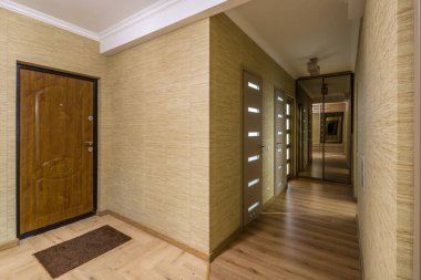 MINSK, BELARUS - MAYIS 2020: Pahalı dairelerde modern koridor girişinin kapısı