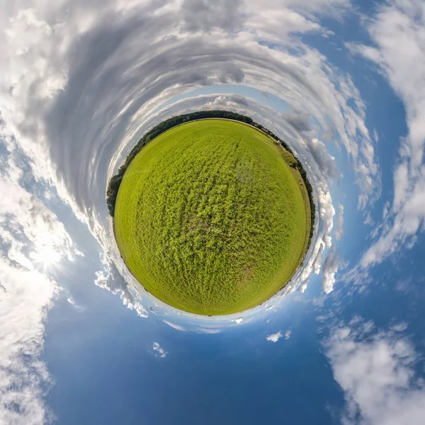 Πράσινο Μικροσκοπικό Πλανήτη Μπλε Ουρανό Όμορφα Σύννεφα Μετασχηματισμός Σφαιρικού Πανοράματος — Φωτογραφία Αρχείου
