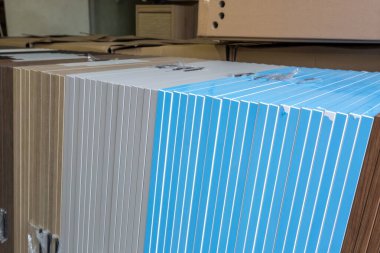 Çeşitli kereste deposu 