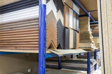 Çeşitli kereste deposu 