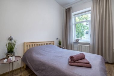 Modern lüks yatak odasının içinde stüdyo dairelerde açık renkli.