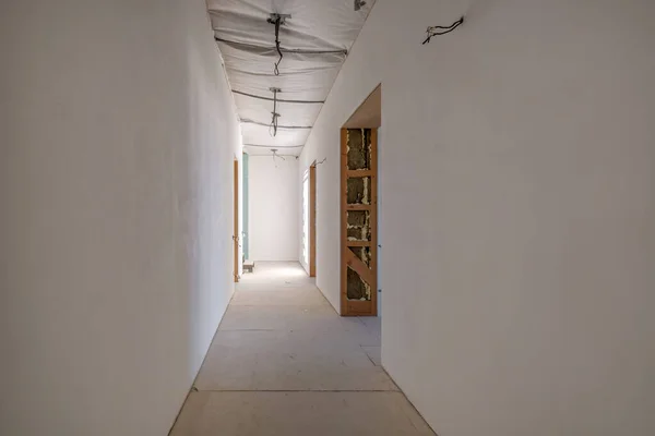 Puste Nieumeblowane Pomieszczenie Minimalnymi Naprawami Przygotowawczymi Wnętrze Białymi Ścianami Ścianami — Zdjęcie stockowe