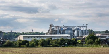 Modern Granary asansörü ve tohum temizleme hattı. Tarım işleme ve üretim tesisinde gümüş silolar depolama ve işleme için tarım ürünleri, un, tahıl ve tahıl kuru temizleme. 