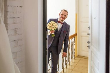 Tarz sahibi damat, geline bir buket çiçekle geldi. 