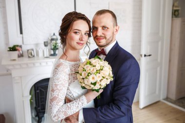 Sevgi dolu bir çift yeni evli çift yaz güneşli bir günde eski şehirde yürüyor ve öpüşüyor.