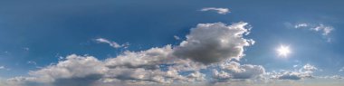 Hdri 360 mavi gökyüzü panoraması ve beyaz güzel bulutlar. Gökyüzü kubbesi olarak 3 boyutlu grafiklerde ya da oyun geliştirmede kullanılmak üzere doruğu olan kusursuz panorama ya da gökyüzü değişimi için drone görüntüsünü düzenle