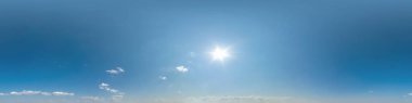 Hdri 360 beyaz bulutlu açık mavi gökyüzü manzarası. Gökyüzü kubbesi olarak 3 boyutlu grafiklerde ya da oyun geliştirmede kullanılmak üzere doruğu olan kusursuz panorama ya da gökyüzü değişimi için drone görüntüsünü düzenle
