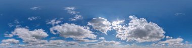 Hdri 360 mavi gökyüzü panoraması ve beyaz güzel bulutlar. Gökyüzü kubbesi olarak 3 boyutlu grafiklerde ya da oyun geliştirmede kullanılmak üzere doruğu olan kusursuz panorama ya da gökyüzü değişimi için drone görüntüsünü düzenle