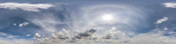 Hdri 360ハロと白の美しい雲と青空のパノラマ 3Dグラフィックスやスカイドームとしてゲーム開発や空の交換のためのドローンショットを編集するための天頂とシームレスなパノラマ — ストック写真