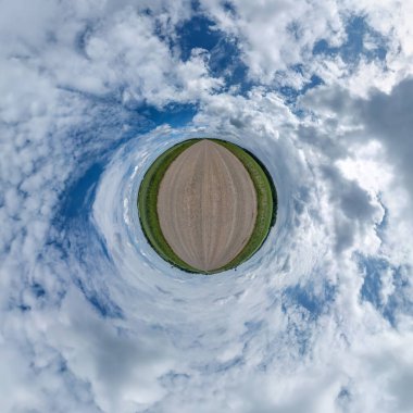 Mavi gökyüzünde güzel bulutları olan küçük bir gezegen. Küresel panoramanın 360 derece dönüşümü. Küresel soyut hava görüntüsü. Uzayın eğriliği.