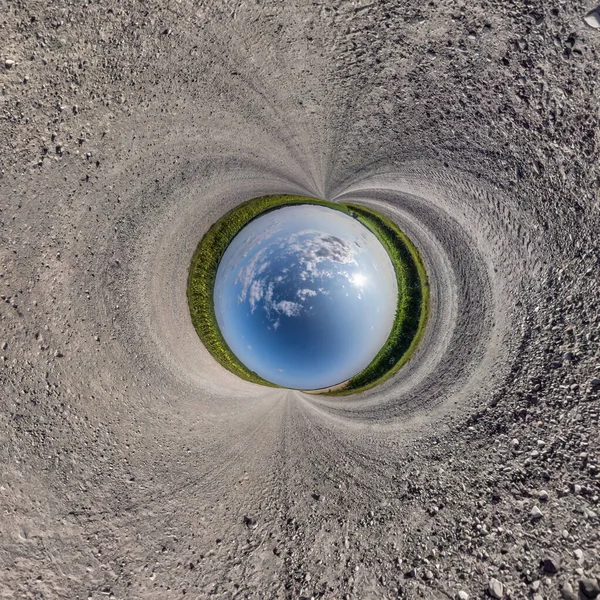 Μπλε Σφαίρα Μικρό Πλανήτη Μέσα Χαλίκι Φόντο Δρόμο — Φωτογραφία Αρχείου