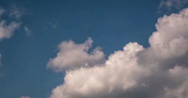 Rüzgârlı havada kıvırcık bulutların birkaç kabarık kıvrımlı katmanının 4k hızlandırılmış klibi
