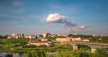 Eski şehre ve tarihi binalara ve geniş nehrin yakınındaki köprüye bakan 4 km 'lik bir atlama.