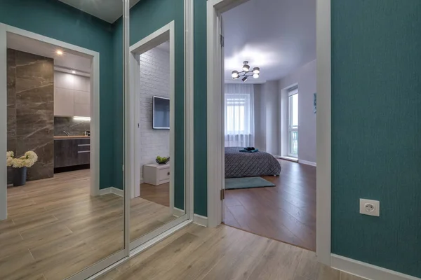 Pasillo Vacío Interior Del Hall Entrada Apartamentos Modernos Con Espejo —  Fotos de Stock