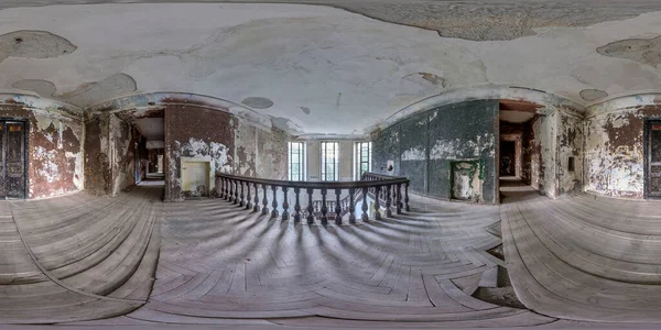 Abandonné Chambre Béton Vide Vieux Bâtiment Avec Escalier Colimaçon Bois — Photo