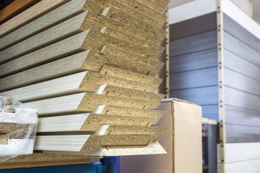 Çeşitli kereste deposu 