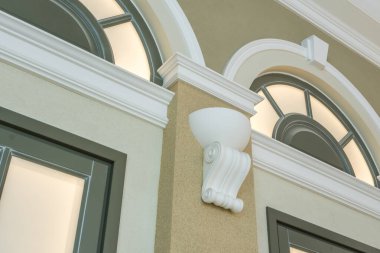 Sütundaki spot ışıklarıyla karışık kartonpiyer pervazlı köşe tavanı ayrıntıları