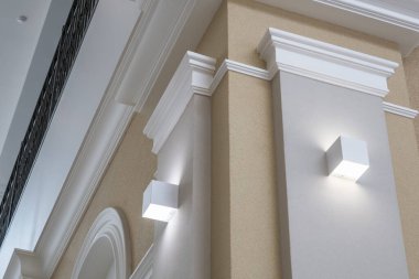 Sütundaki spot ışıklarıyla karışık kartonpiyer pervazlı köşe tavanı ayrıntıları