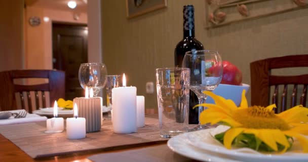 空のワイングラスとテーブルの上でテーブルを飾りキャンドルや果物を焼き刃物でテーブルを囲み — ストック動画