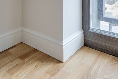 Karmaşık kartonpiyer ve kadife döşeme detaylarıyla. 