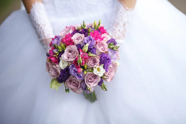 Brautstrauß Aus Weißen Roten Und Rosa Rosen Den Händen Der — Stockfoto