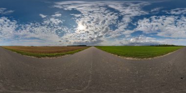 360 hdri panorama manzarası eski asfalt yolda yaz akşamı tarlalar arasında eşit dikdörtgen küresel yansıtmalı muhteşem bulutlar, sanal gerçeklik için hazır