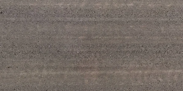 Çakıl Yolu Yüzeyinde Araba Lastiği Izleri Olan Panorama Manzarası — Stok fotoğraf