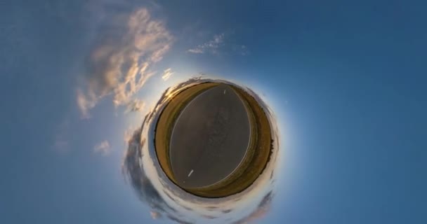 Maiseman Muuttaminen Asfalttitiellä Pieneksi Planeetaksi Takaisin Lentokoneeseen Illalla Avaruuden Kaarevuus — kuvapankkivideo