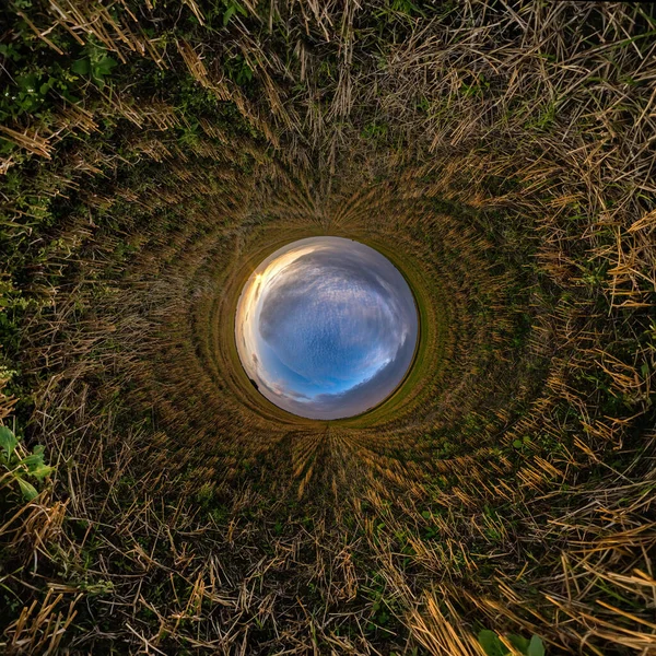 Blaue Kugel Kleiner Planet Hintergrund Von Schotterstraße Oder Feld — Stockfoto