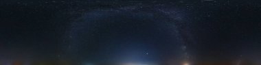 Yıldızlı ve samanyolu 360 numaralı gece panoraması. Gökyüzü kubbesi olarak 3 boyutlu grafiklerde ya da oyun geliştirmede kullanılmak üzere doruğu olan kusursuz panorama ya da gökyüzü değişimi için drone görüntüsünü düzenle