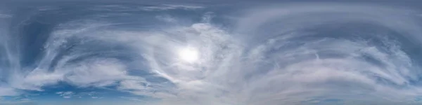 青い空のHdri 360ハロと白い美しい雲のパノラマ 3Dグラフィックスやスカイドームとしてゲーム開発や空の交換のためのドローンショットを編集するための天頂とシームレスなパノラマ — ストック写真
