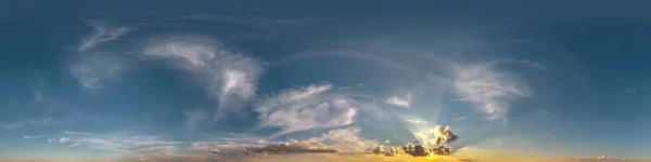 蓝天赫德里360全景 白云斑斓 无缝隙全景 天顶用于3D图形或游戏开发 如天顶或编辑无人机射击 以替换天空 — 图库照片