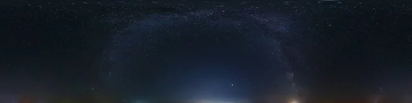 Yıldızlı ve samanyolu 360 numaralı gece panoraması. Gökyüzü kubbesi olarak 3 boyutlu grafiklerde ya da oyun geliştirmede kullanılmak üzere doruğu olan kusursuz panorama ya da gökyüzü değişimi için drone görüntüsünü düzenle