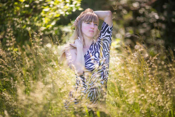 Bella Ragazza Trova Boscaglia Foresta — Foto Stock