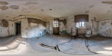 Terk edilmiş boş beton odada 360 panorama ya da tam dikişsiz küresel hdri panoramasında eş dikdörtgen projeksiyonda eski bina, hazır AR VR sanal gerçeklik içeriği