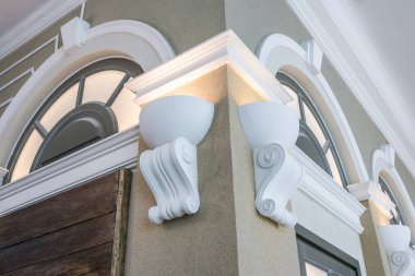 Sütundaki spot ışıklarıyla karışık kartonpiyer pervazlı köşe tavanı ayrıntıları