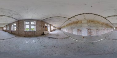 Terk edilmiş evin boş, uzun koridor koridoru içinde 360 dikdörtgen şeklindeki duvarları ve sanal gerçeklik içeriğini gösteren 360 adet dikdörtgen hdri manzara.