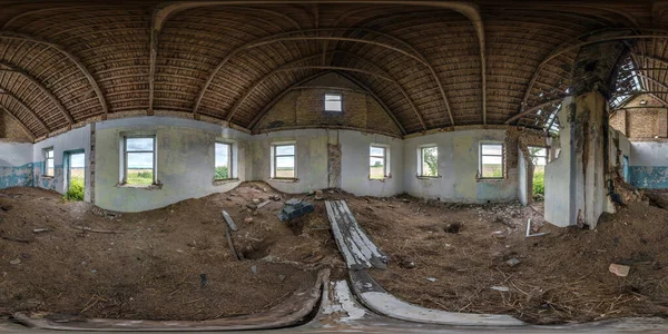 Terk edilmiş, beton duvarları ve temeli olan, ahşap çatılı, eş dikdörtgen projeksiyonlu ve AR VR sanal gerçeklik içeriğine hazır 360 küresel hdri panorama görüntüsü.