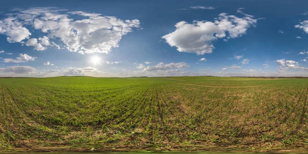 Vista Panorámica 360 Hdri Sin Costuras Entre Campos Verdes Con — Foto de Stock