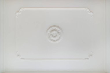 Tavan ve duvarların köşesinde karmaşık taç kalıpları var. İç yapı ve yenileme konsepti.