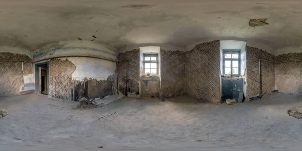 360赫德里全景在废弃的空荡荡的混凝土房间或未完工的建筑 等长方形投影中的全无缝球面全景 准备好Ar Vr虚拟现实内容 — 图库照片