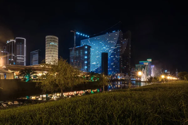 Cantando Fuente Luz Música Sobre Fondo Panorama Hermosos Edificios Por — Foto de Stock