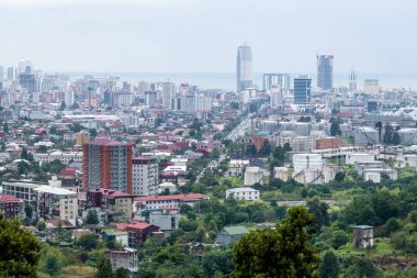 BATUMI, GEIRGIA - SEPTEMBER 2021: Eski şehrin ariel panoramik manzarası ve dağlardan denize bakan gökdelenler