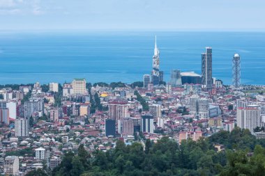 BATUMI, GEIRGIA - SEPTEMBER 2021: Eski şehrin ariel panoramik manzarası ve dağlardan denize bakan gökdelenler