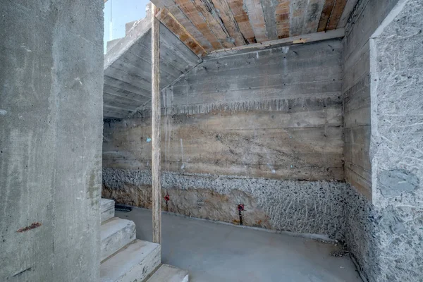 白レンガの壁と内部の最小限の準備修理と空の地下室 — ストック写真