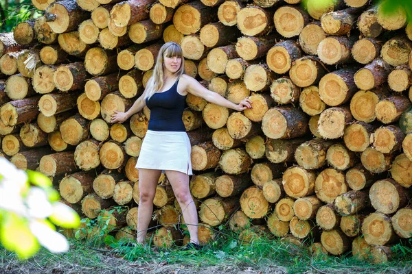 森の伐採された丸太の上に座り — ストック写真